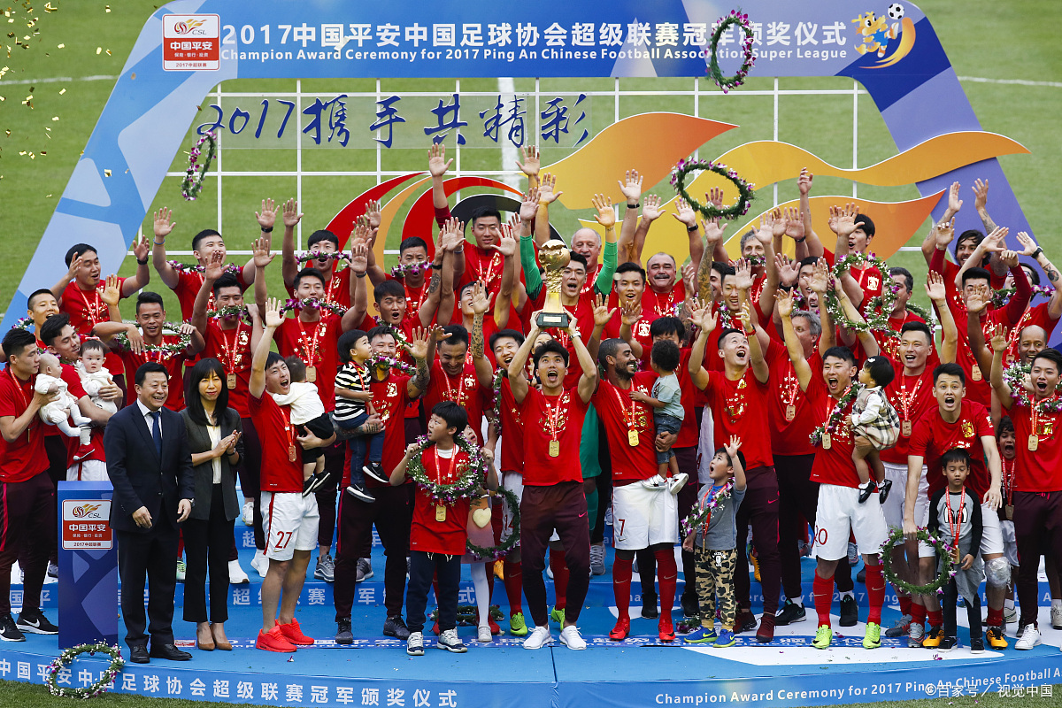 球队在比赛中展现出强大的团结力量 球队在比赛中展现出强大的团结力量