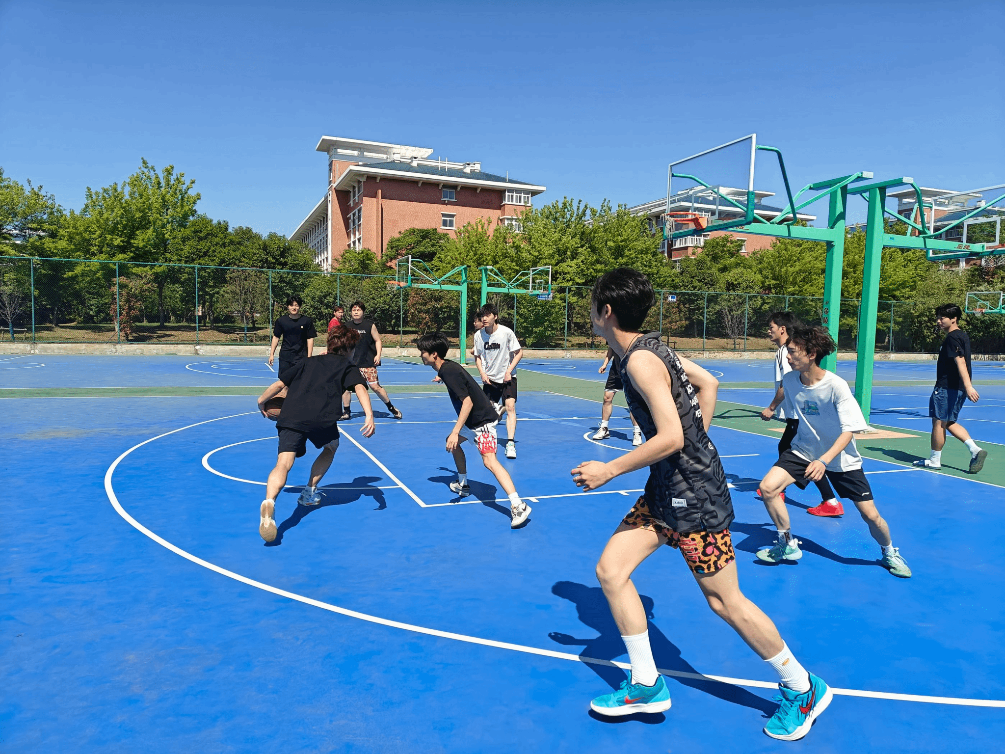 包含球场上的篮球比赛让人目不暇接的词条 包含球场上的篮球比赛让人目不暇接的词条