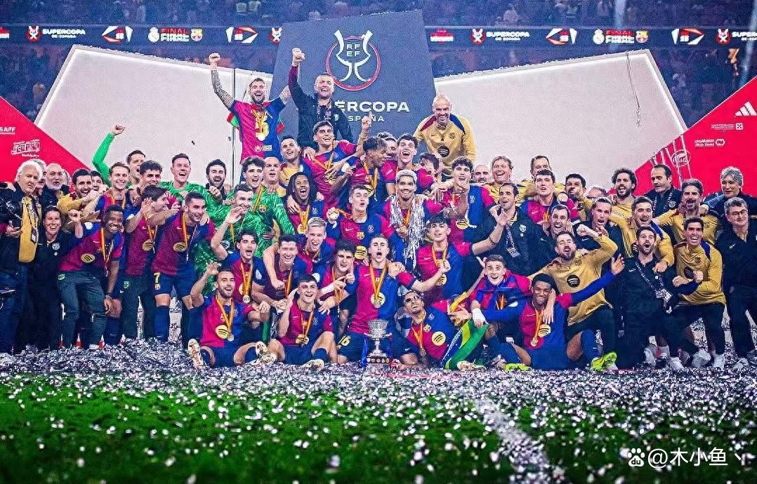 足球队欢呼夺冠,队员激动落泪庆祝 足球队欢呼夺冠,队员激动落泪庆祝