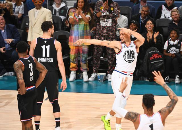 擦枪走火的对决,篮球明星正值巅峰状态的简单介绍 擦枪走火的对决,篮球明星正值巅峰状态的简单介绍