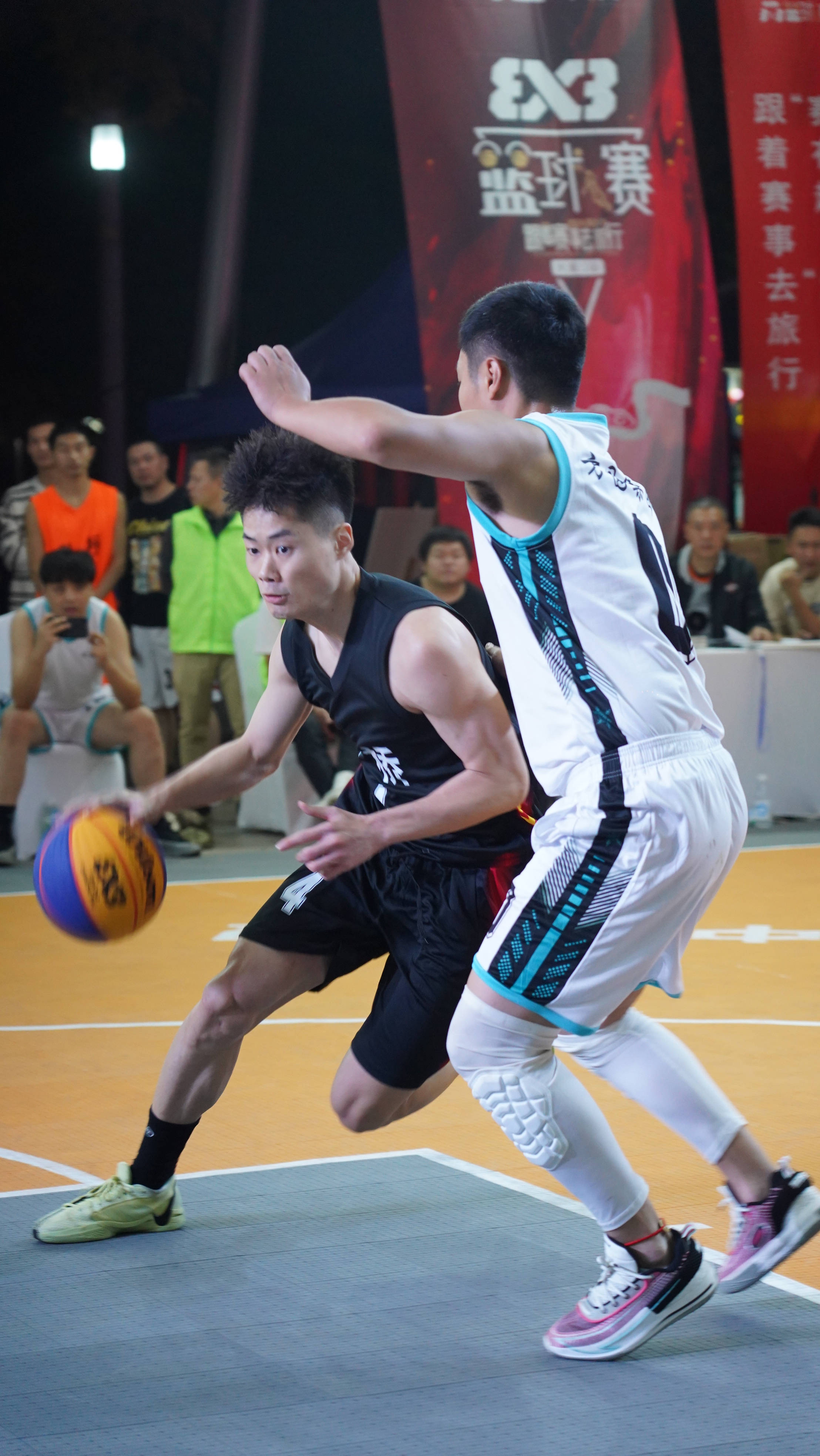 火爆篮球赛事吸引大批球迷观赛激动不已 火爆篮球赛事吸引大批球迷观赛激动不已