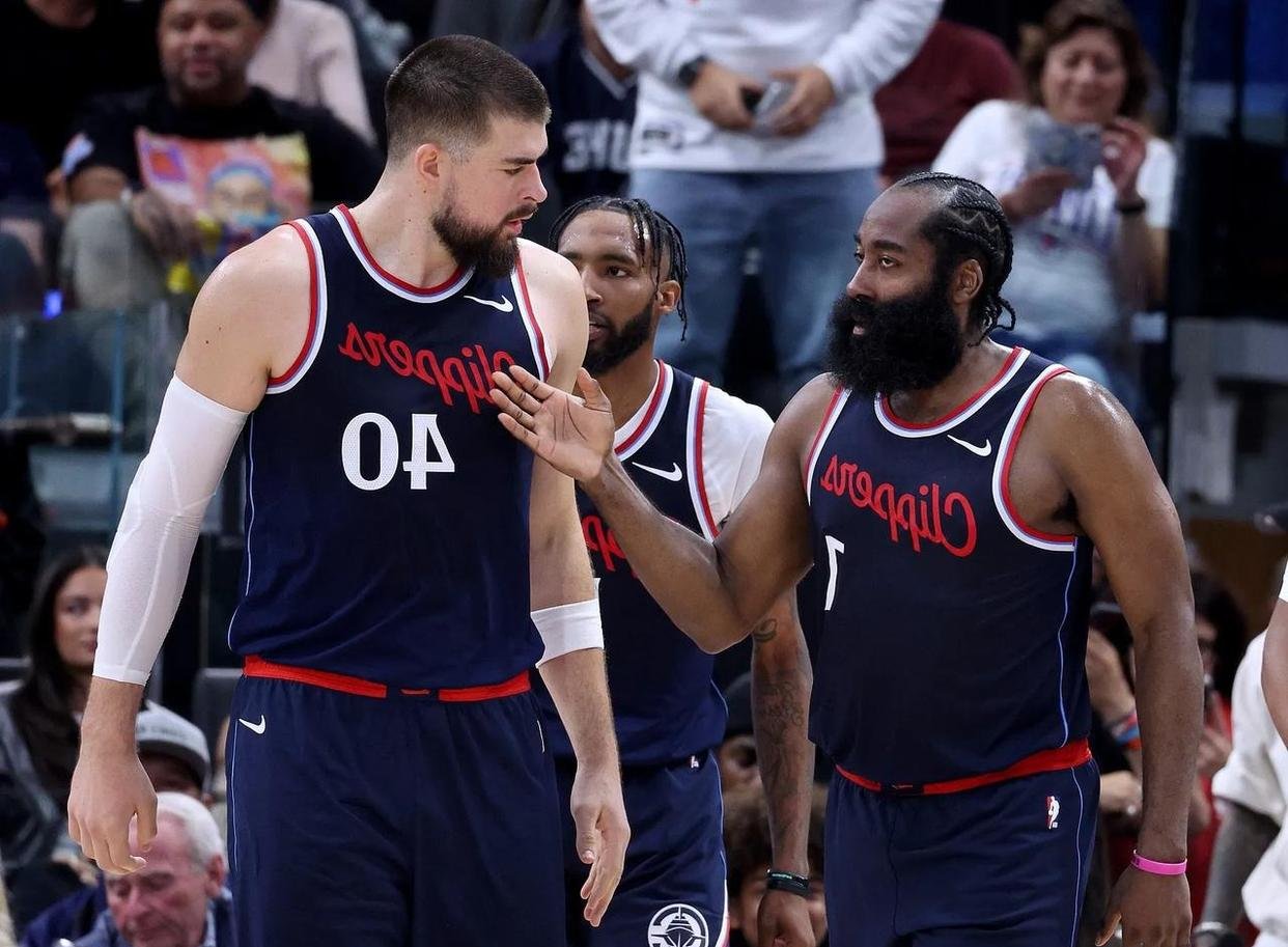 快船完胜独行侠,告别五连败 快船完胜独行侠,告别五连败